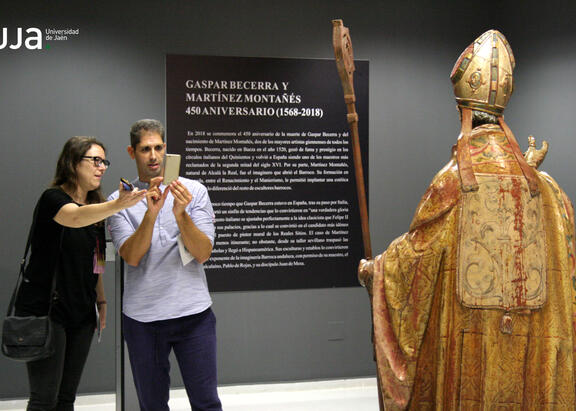 Dos profesores de la UJA fotografía a la imagen de ‘Santo Toribio asturicense’, de Gaspar Becerra