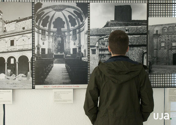 Una persona contempla la exposición. Foto: Fernando Mármol
