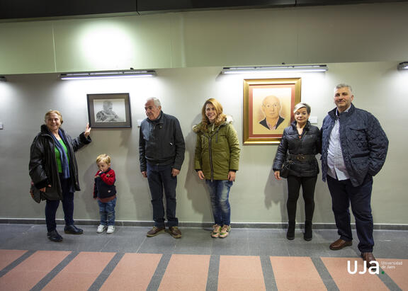 Familiares de Miguel Ángel Segura, en la inauguración de la muestra.