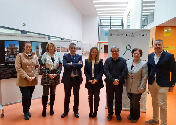 Representantes institucionales y organizadores, en la inauguración de la exposición.