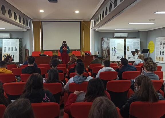Carmen Rueda se dirige al alumnado del IES Ruradia.