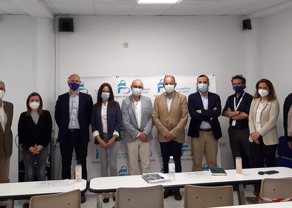 Participantes en el encuentro mantenido entre la UJA y la empresa Family Biscuits.