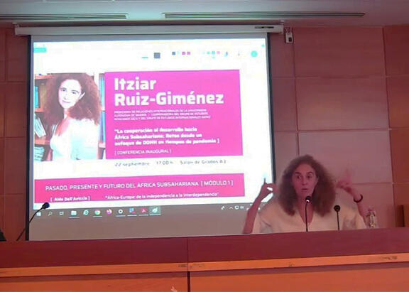 Momento de la conferencia inaugural de Itziar Ruiz-Giménez.