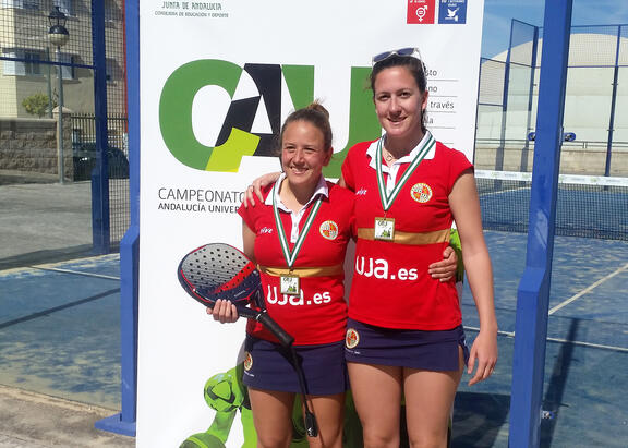 Marta Porras, a la izquierda, junto a Nuria Cobo, campeonas andaluzas universitarias.