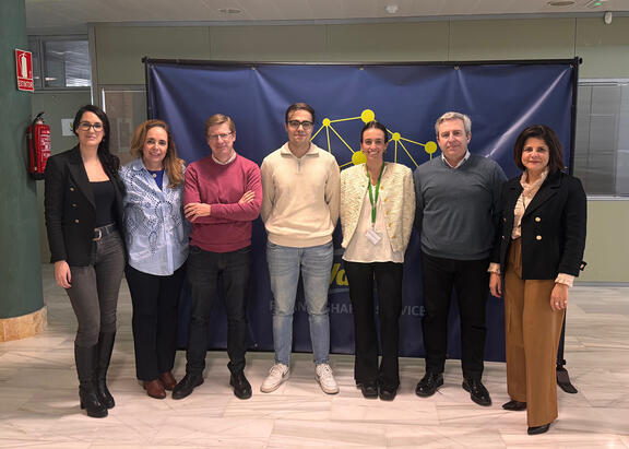 De izquierda a Derecha: Beatriz Maldonado (Human Resources Business Partner), Juliana Rocha (SSC Financial Controller), Félix Grande (Decano), Rubén González (alumno), Rosa García (alumna), José Juan López (Responsable Contabilidad) y Mª Paz Horno (Vicedecana de Relaciones Internacionales).