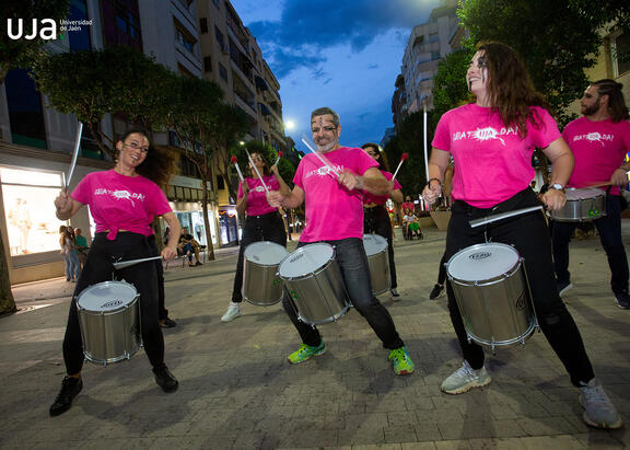 Batucada de la UJA en la Feria del Libro de Jaén.