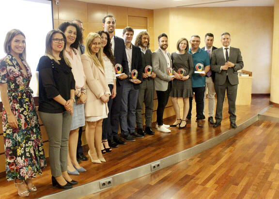 Foto de familia de galardonados con representes institucionales. Foto: José Ignacio Fernández.