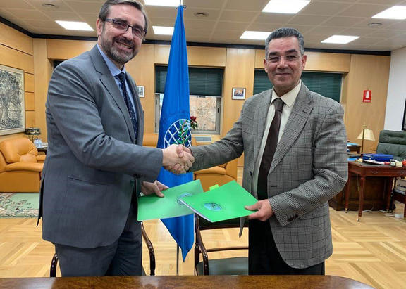 Juan Gómez Ortega y Abdellatif Ghedira, tras la firma en las oficinas en Madrid del COI.