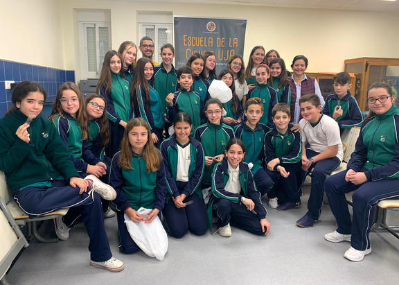 Investigadores y alumnado participante en el taller sobre Biología.