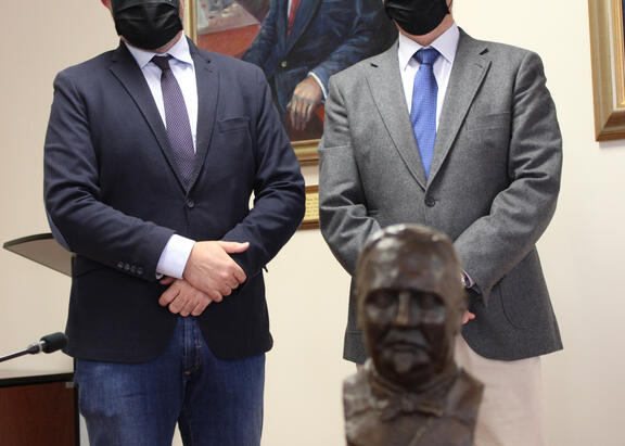 Felipe Serrano y Javier Gallego, junto con el busto de Francisco Coello.