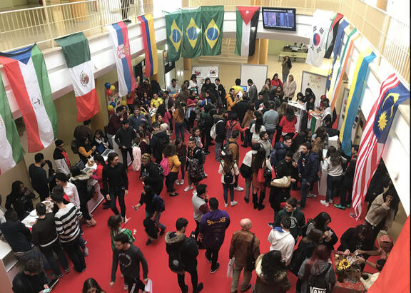 Alumnado extranjero dela UJA en una Feria Internacional en el Campus Las Lagunillas.