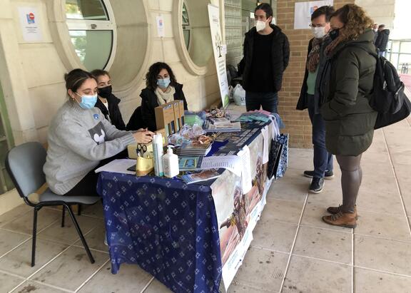 Estand de Manos Unidas fue visitado por el Vicerrector.