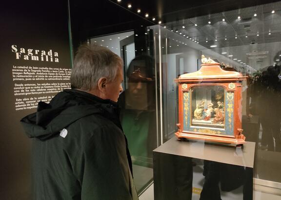 La obra 'La Sagrada Familia' observada por un visitante a la muestra.
