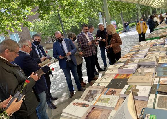 El Rector de la UJA, junto con otras autoridades, en la inauguración de la Fiesta del Libro.