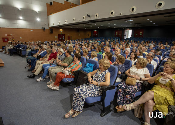 Alumnado del curso 2024 de Aula Abierta durante el acto de clausura.