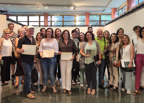 Premiados y asistentes a la 'Sobremesa literaria'.