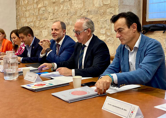 El Rector de la UJA, tercero por la derecha, en la reunión mantenida por el Patronato de la Fundación Estrategias. Foto: Delegación Gobierno JA.