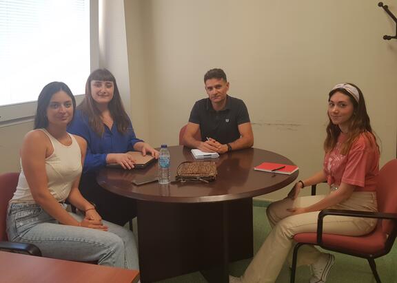 El investigador Arturo Montejo, junto a colaboradoras en el proyecto.