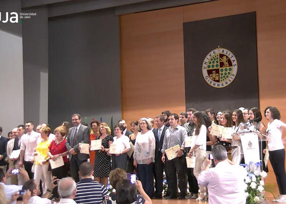 Foto de familia con autoridades y alumnado. Imagen: Unidad Audiovisual