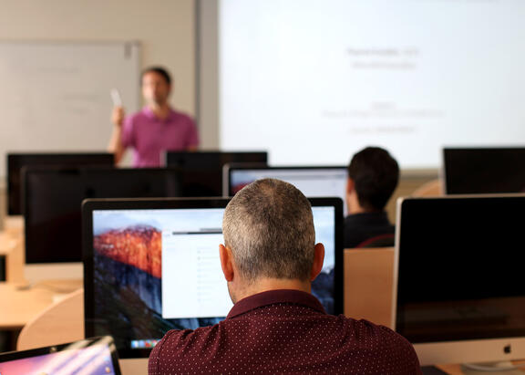Un aula de informática de la UJA.