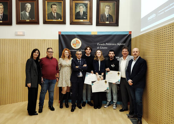 Foto de familia de premiados y representantes institucionales.