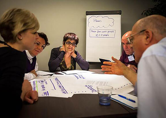 Marta Romero, segunda por la derecha, en una reunión con investigadores del proyecto.