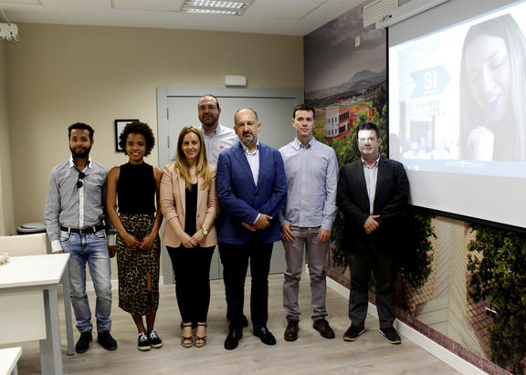Representantes institucionales, junto a premiados. Foto: José Ignacio Fernández.