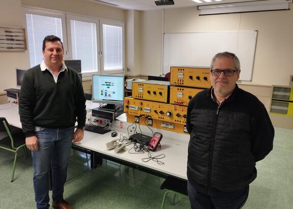Los investigadores Antonio Cano Ortega y Francisco Sánchez Sutil con un prototipo del enchufe. Foto: Fundación Descubre.