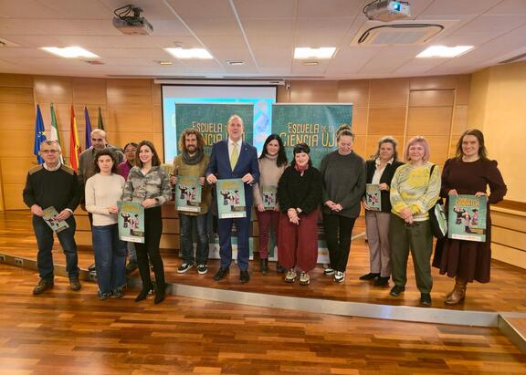 El Rector de la UJA, flanqueado por los directores de secretariado Julio Ángel Olivares y Manuela Ortega, así como por personal técnico e investigador de la UJA.