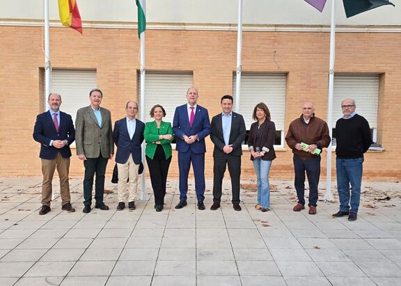 El Rector de la UJA posan junto a los responsables de la jornada.