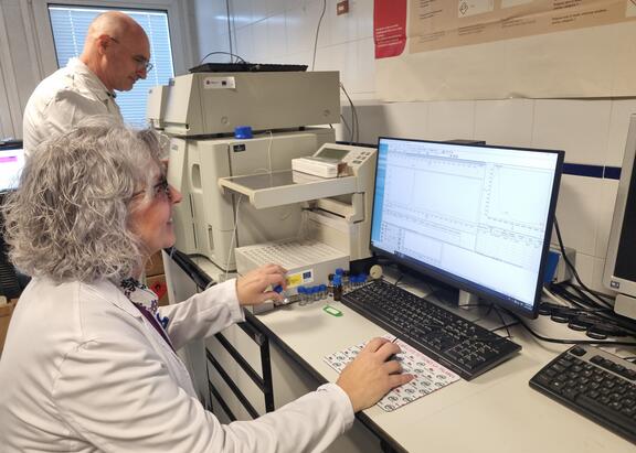 Sofía Salido y Justo Cobo, en su laboratorio.