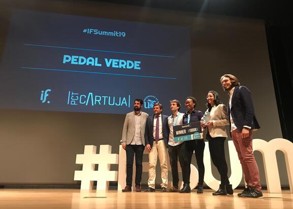 Ganadores de Premio Innovación por el proyecto 'Pedal Verde', durante el acto.