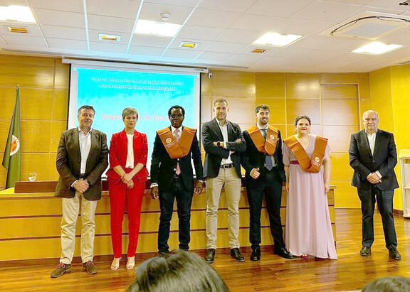 El director académico, miembros de la comisión académica y conferenciante, con representantes de la promoción del máster.