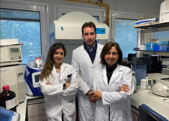 Los investigadores de la Universidad de Jaén Natalia Andújar, Antonio Cobo y Magdalena Martínez Cañamero, autores del artículo. Foto: Fundación Descubre.