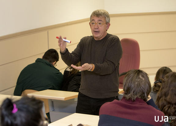 Guillermo Busutil, durante su intervención en el taller. Foto: Fernando Mármol
