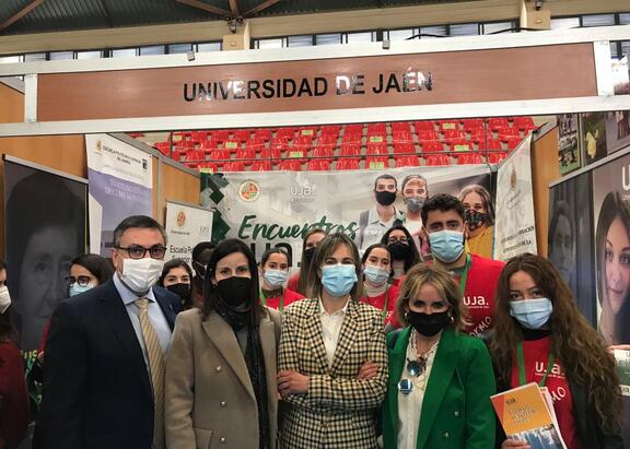 En el centro, la Vicerrectora de Estudiantes, acompañada por su equipo.