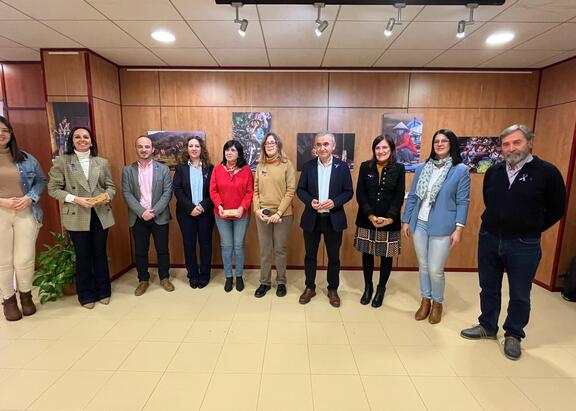 Representantes institucionales y organizadores, tras la inauguración de la muestra.