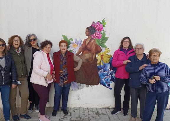  Intervención de Nati Rodríguez, sábado mañana. Tras taller con mujeres mayores del barrio. Es papel baya sobre muro.