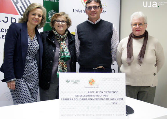 Momento de la entrega del cheque.