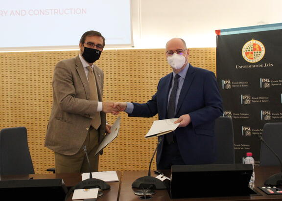 Juan Gómez Ortega y Olivier Obst, tras la firma del convenio.