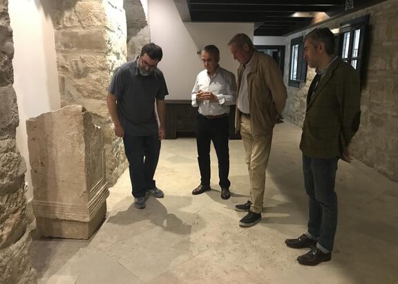 Juan P. Bellón, Juan Bravo, Manuel Molinos y Jesús Calderón observan un miliario.