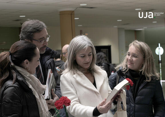 La consejera de Cultura mira la portada de un libro, en presencia del Rector de la UJA. Foto: Belén Espinosa de los Monteros