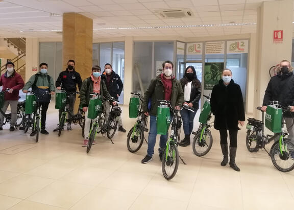 Momento de la entrega de bicicletas.