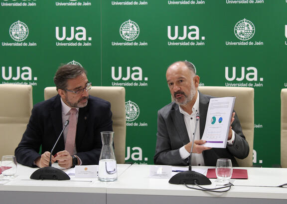 El Rector de la UJA observa el Informe, junto con el Vicerrector de Transferencia del Conocimiento, Empleabilidad y Emprendimiento