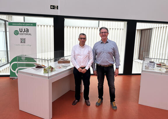 El director de la EPSL Manuel Valverde y el director de Secretariado de Editorial Universitaria y Proyección de la Cultura, Javier Marín.