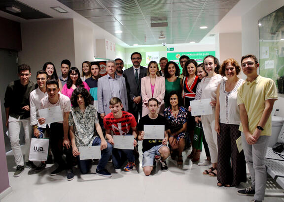 El Rector posa con los premiados y el profesorado responsable de las diferentes olimpidas. Fotografía: José Ignacio Fernández Entrambasaguas
