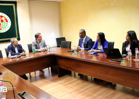 Momento de la reunión mantenida entre la Universidad de Jaén y la Universidad ISA de República Dominicana.