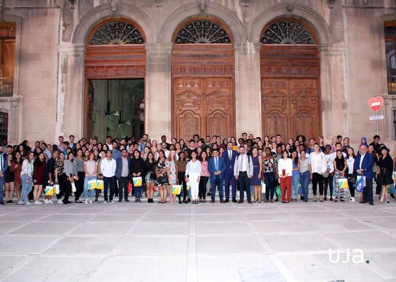 Foto de familia de los estudiantes de internacional con las autoridades