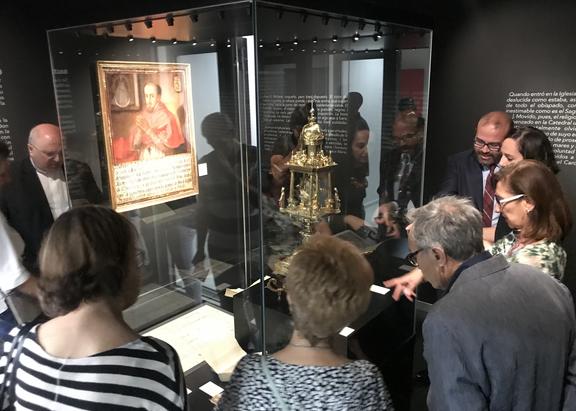 Momento de la visita a la exposición.