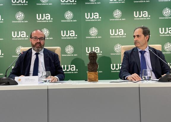 Felipe Serrano Estrella y Javier Gallego Álvarez, durante la lectura del fallo del Jurado del Premio Internacional Francisco Coello